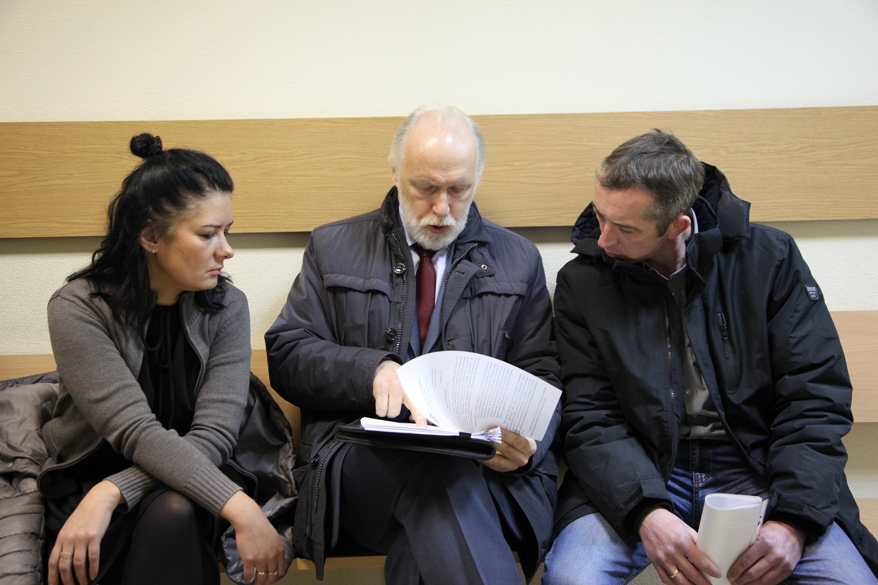 Перед заседанием 28 ноября (С. Шабанов, отец девочки И. и его жена)