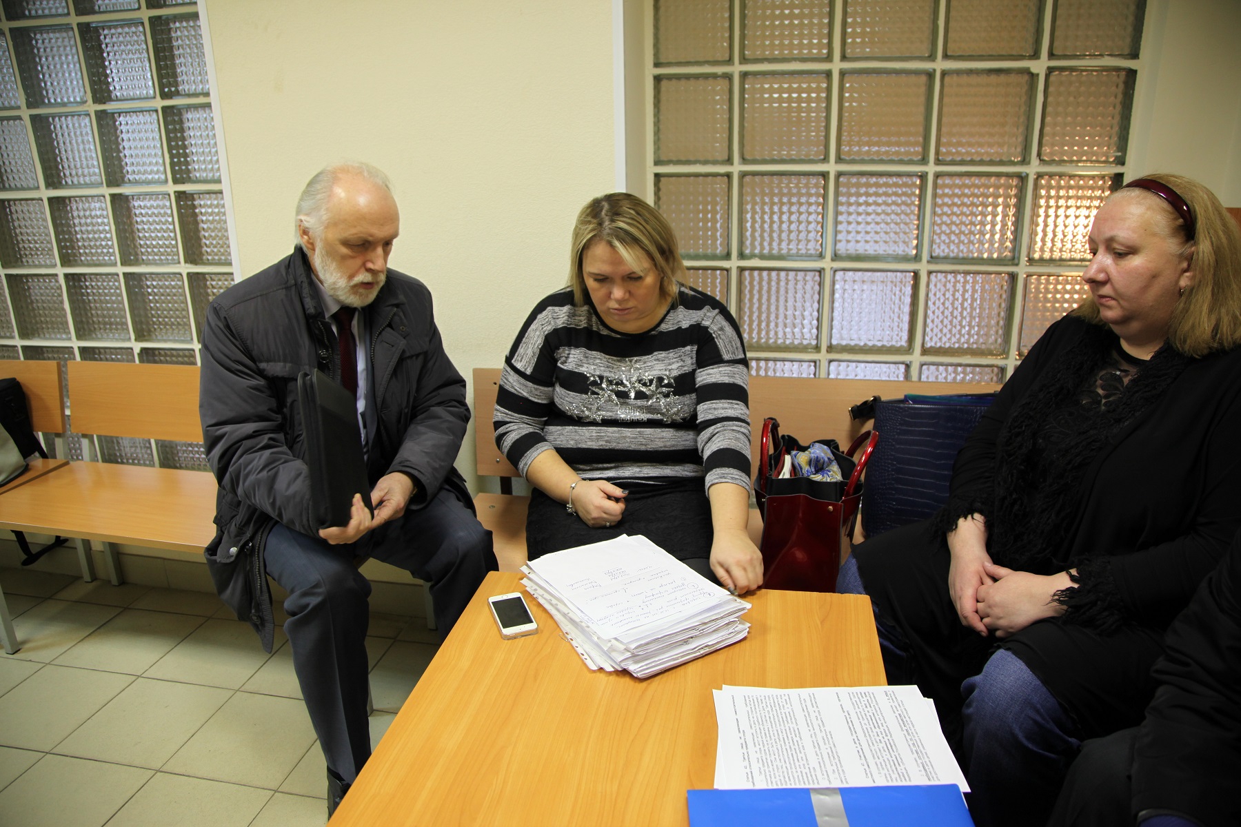 Перед заседанием суда 28 ноября (С. Шабанов, адвокат и С. - бабушка девочки)