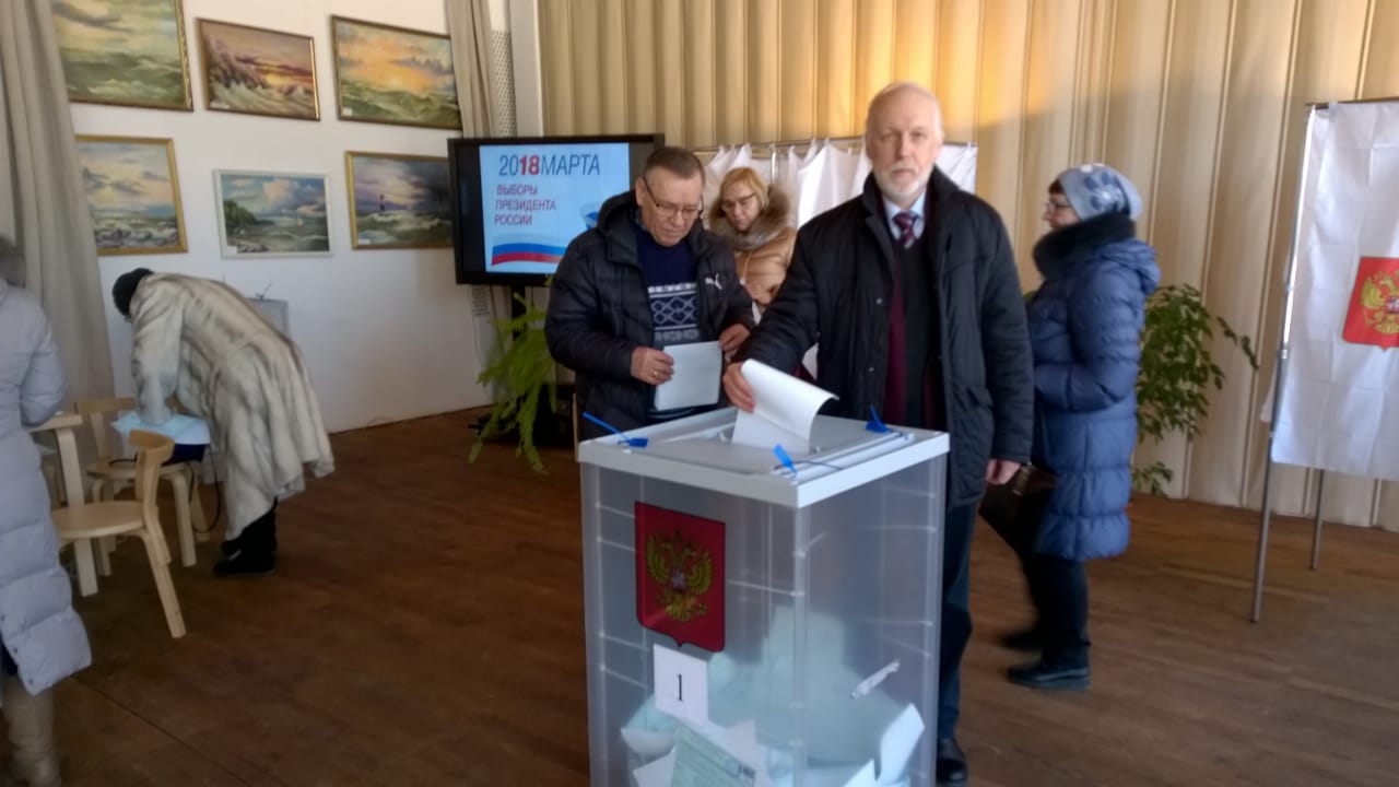 Уполномоченный голосует на избирательном участке №244 в Библиотеке Алвара Аалто